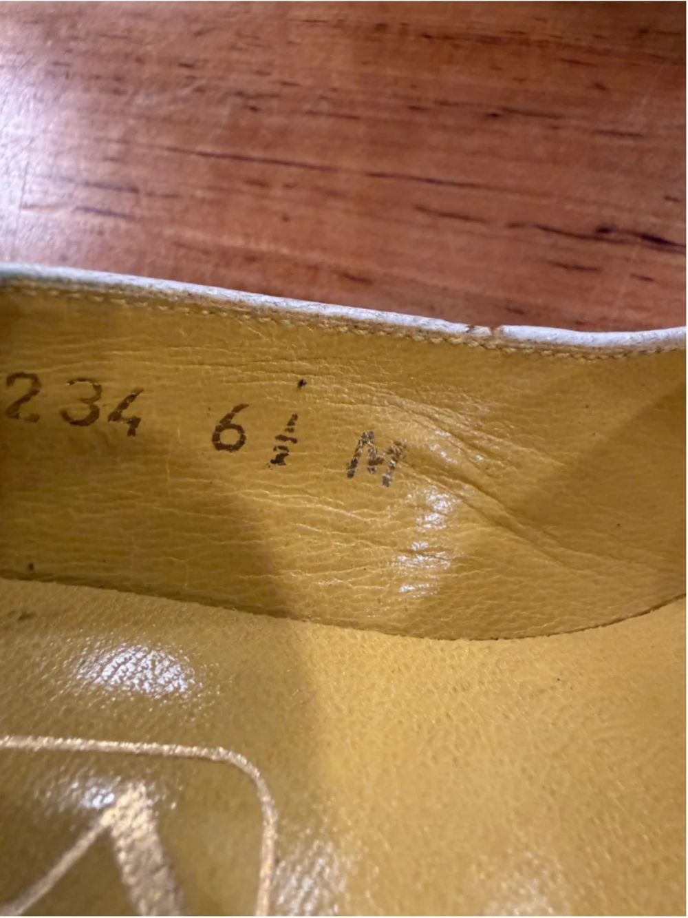 Vintage The Touch of Nina Yellow White Spectator Pumps Heels 6.5 M Leather Wingt